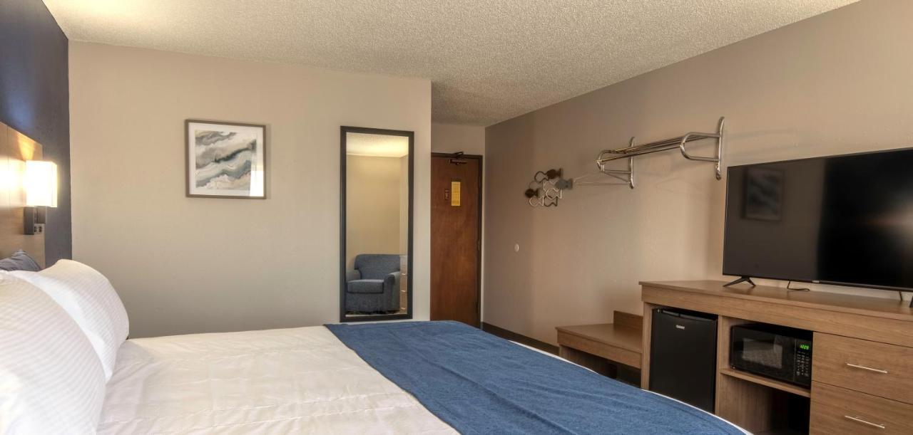Hilltop Inn & Suites Grove Bagian luar foto