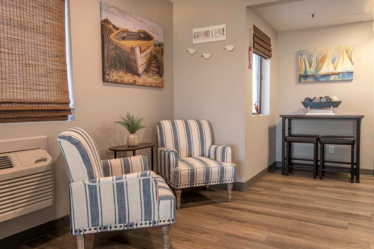 Hilltop Inn & Suites Grove Bagian luar foto