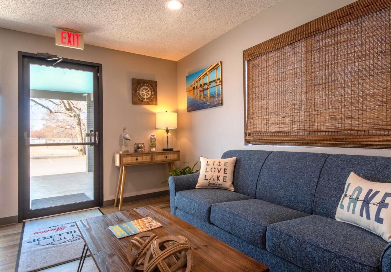Hilltop Inn & Suites Grove Bagian luar foto