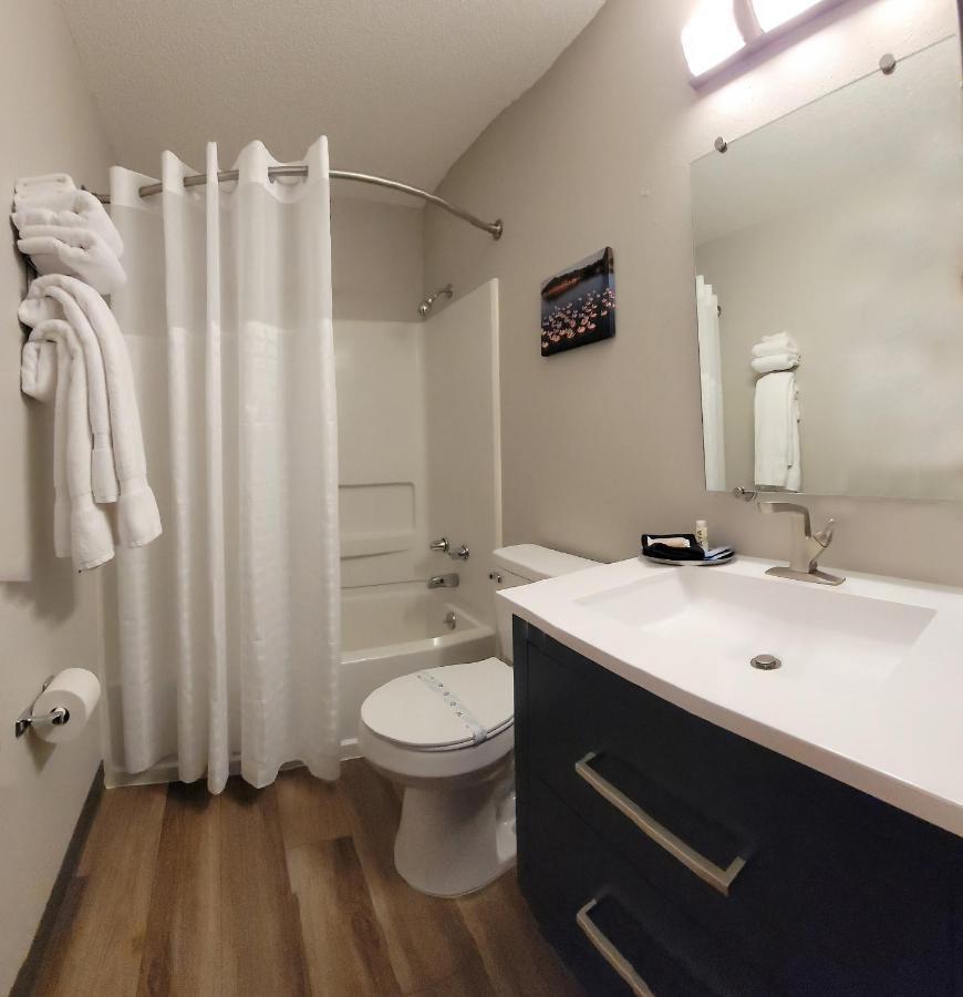 Hilltop Inn & Suites Grove Bagian luar foto