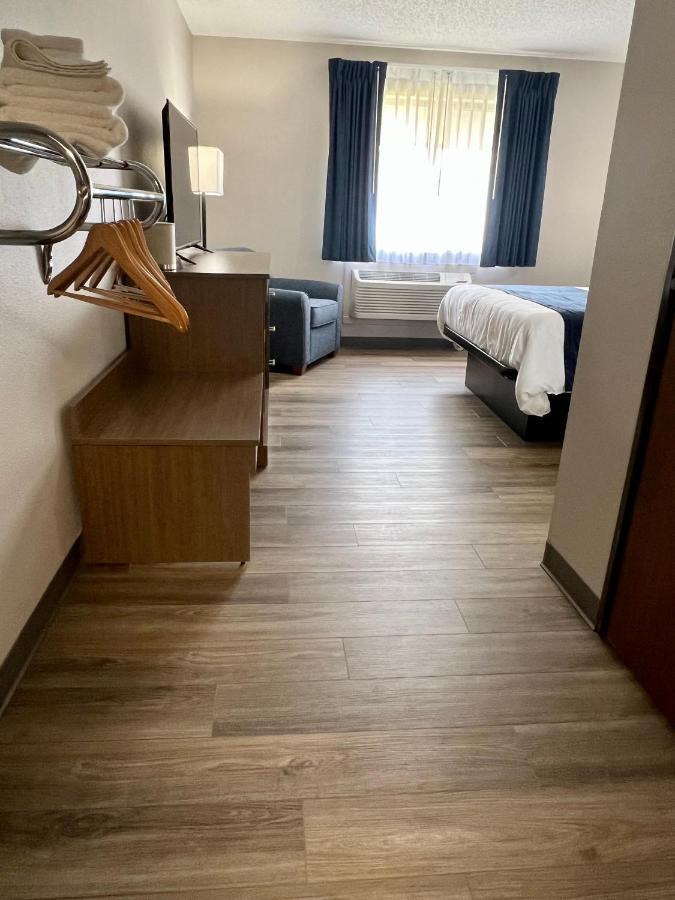 Hilltop Inn & Suites Grove Bagian luar foto