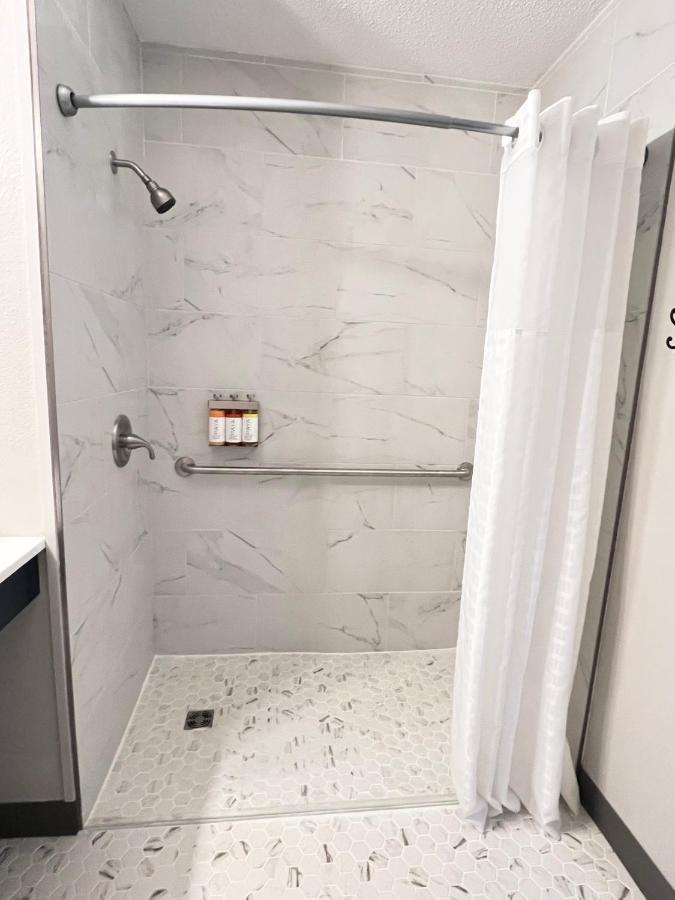 Hilltop Inn & Suites Grove Bagian luar foto