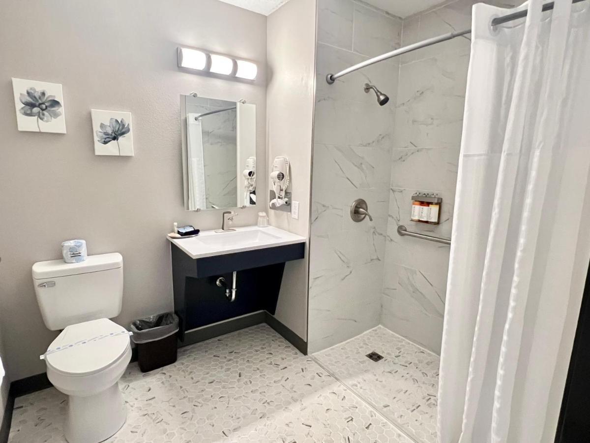 Hilltop Inn & Suites Grove Bagian luar foto