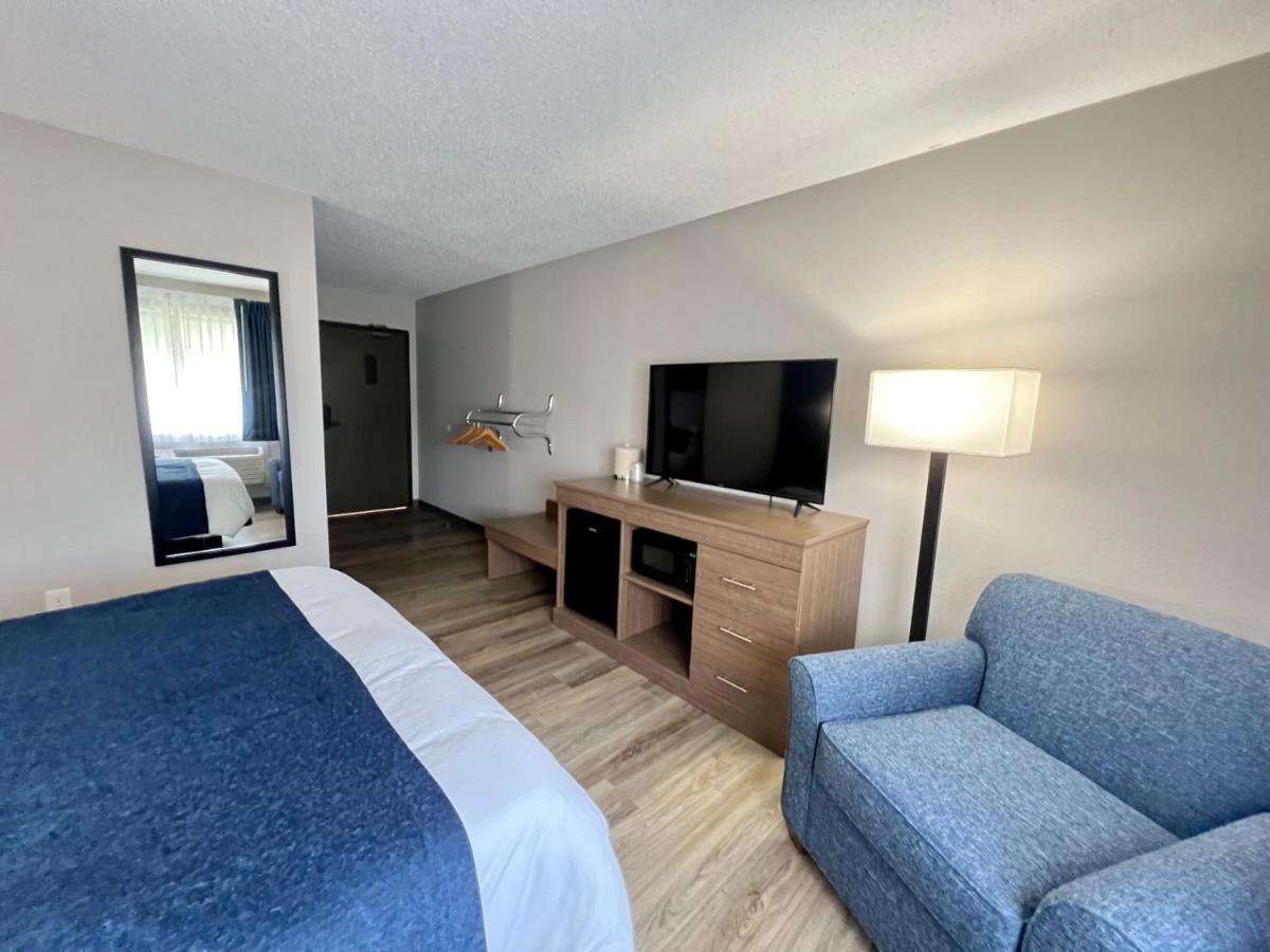 Hilltop Inn & Suites Grove Bagian luar foto